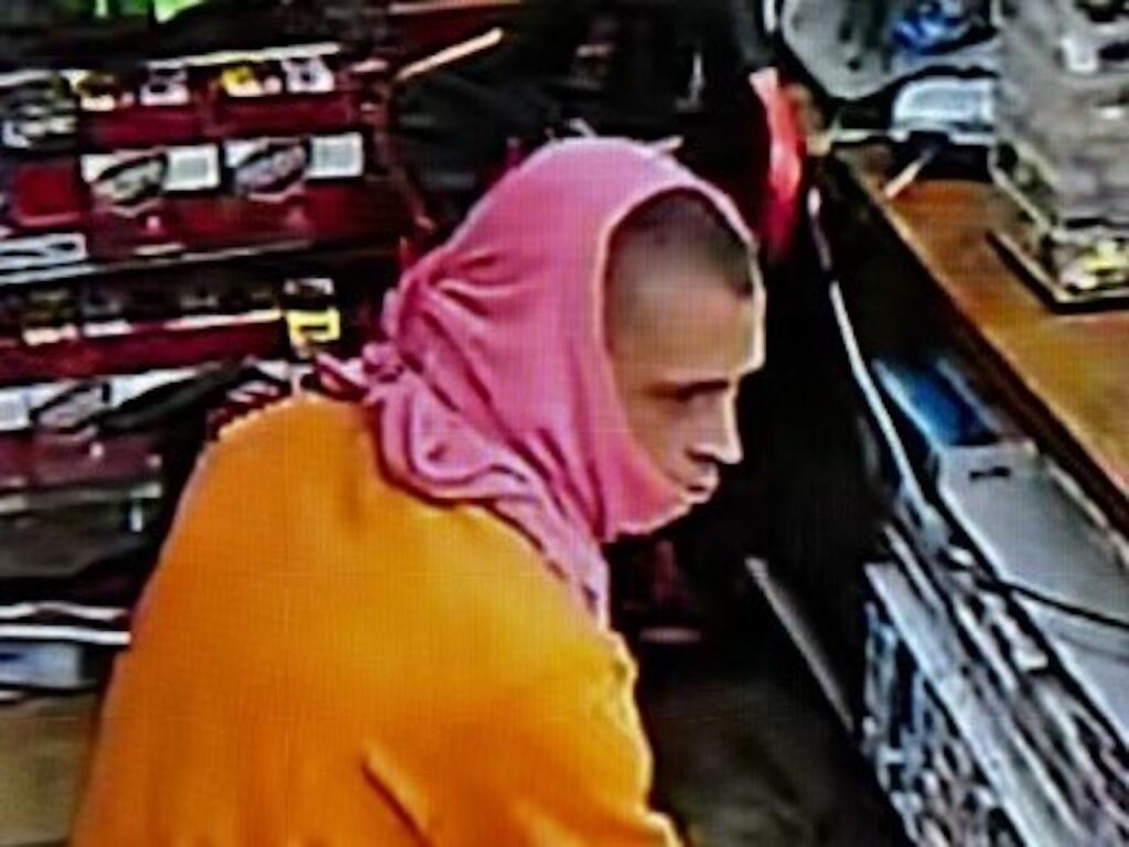 Leesburg police release new photos of suspect in convenience store ...