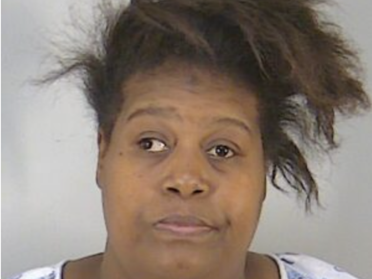 Leesburg woman allegedly swings knife at boyfriend and his son